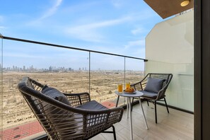 Property grounds - Luxe JVC Studio with Skyline Views, Pool and Gym (Dubai)
