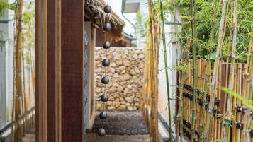 Deluxe Villa, Garden View | Living area | MP3 dock