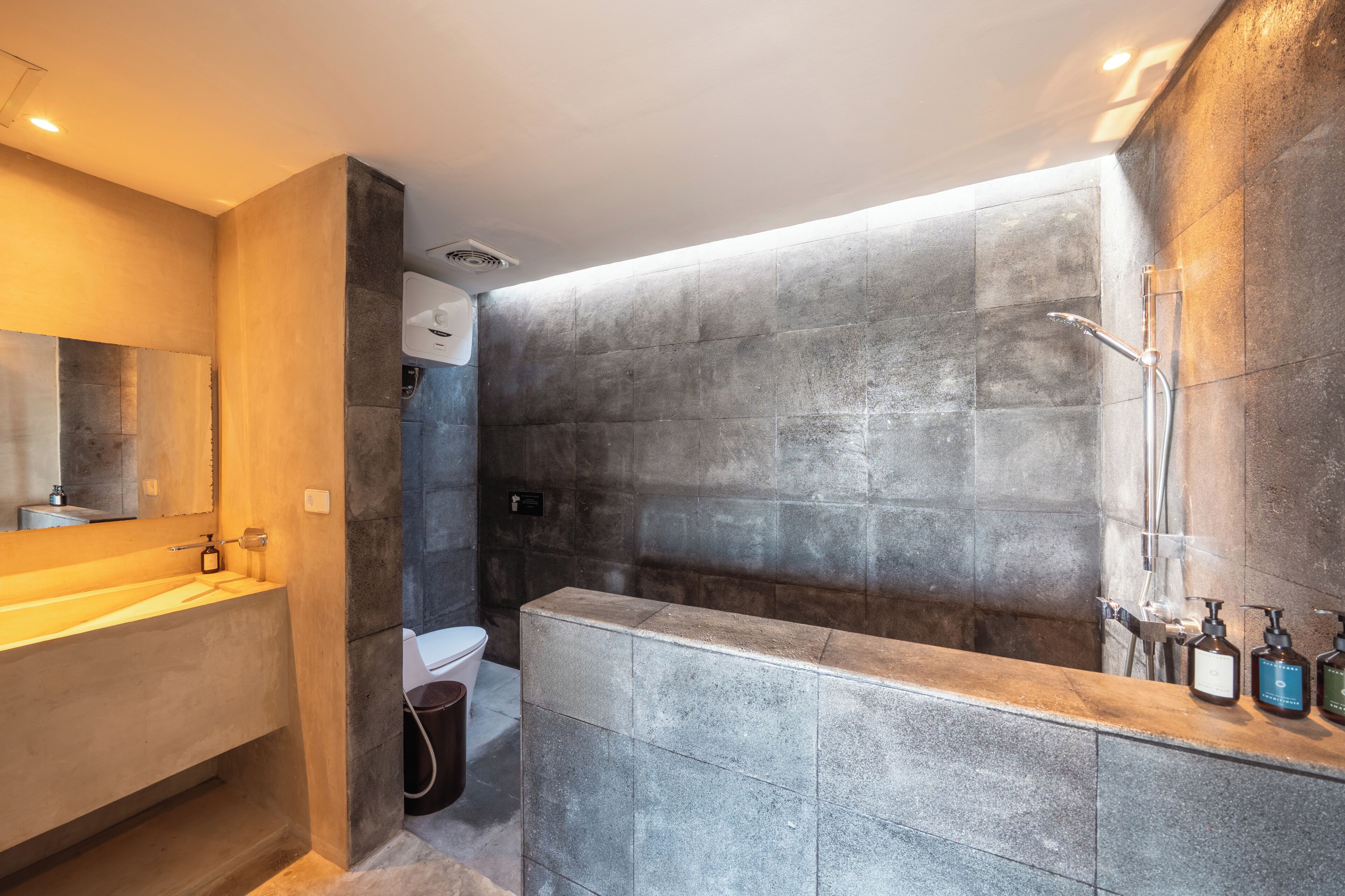 Villa, uitzicht op bergen, hoek | Badkamer | Een douche, een regendouche