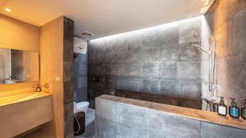 Villa, uitzicht op bergen, hoek | Badkamer | Een douche, een regendouche