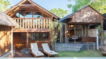 Deluxe Villa, Garden View | Living area | MP3 dock