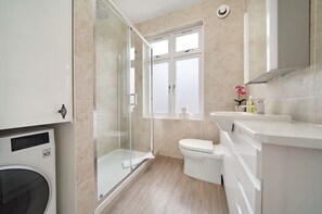 Shower, hair dryer, towels - Bright and Relaxing London Base in Hampstead - Pass the Keys (London)