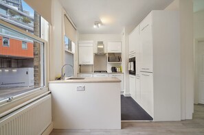 Fridge, microwave, oven, dishwasher - Bright and Relaxing London Base in Hampstead - Pass the Keys (London)