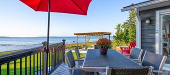Luxury 4BR Lakefront Cottage W/ Sauna & Dock!