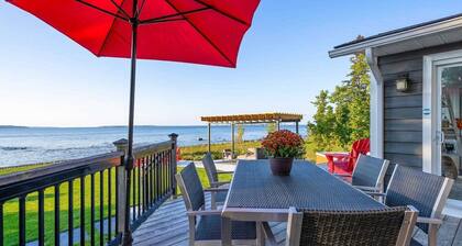 Luxury 4BR Lakefront Cottage W/ Sauna & Dock!