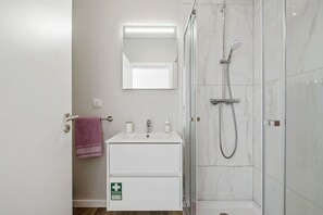 Shower, hair dryer, towels, soap - Sé Cathedral Rooftop, a Home in Madeira (Funchal)