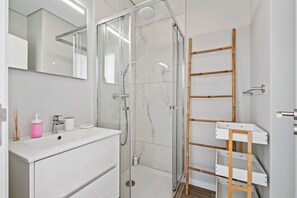 Shower, hair dryer, towels, soap - Sé Cathedral Rooftop, a Home in Madeira (Funchal)