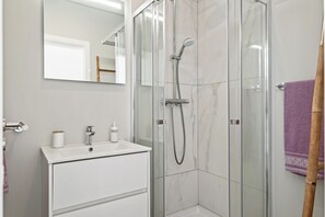 Shower, hair dryer, towels, soap - Sé Cathedral Rooftop, a Home in Madeira (Funchal)