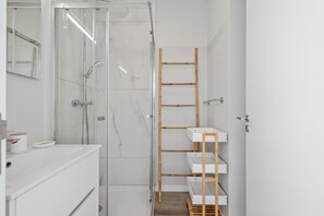 Shower, hair dryer, towels, soap - Sé Cathedral Rooftop, a Home in Madeira (Funchal)
