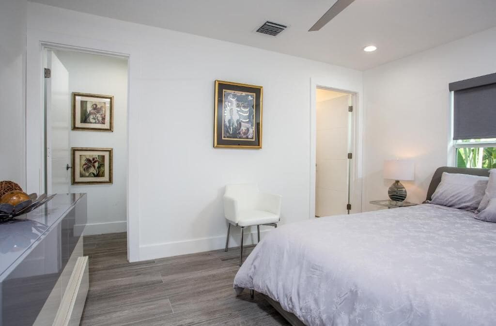 Habitación doble de lujo, 1 cama Queen size, balcón, vista a la alberca | Caja de seguridad en la habitación, escritorio y insonorización 