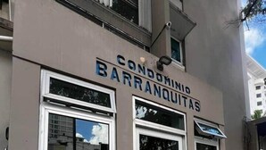 En byggnad med en skylt där det står ”CONDOMINIO BARRANQUITAS”.