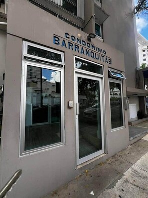 Ein Gebäude mit einem Schild, auf dem 'CONDOMINIO BARRANQUITAS' steht.