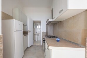 Fridge, stovetop, cookware/dishes/utensils - Nella Suites - Trilo PT (Porto Cesareo)