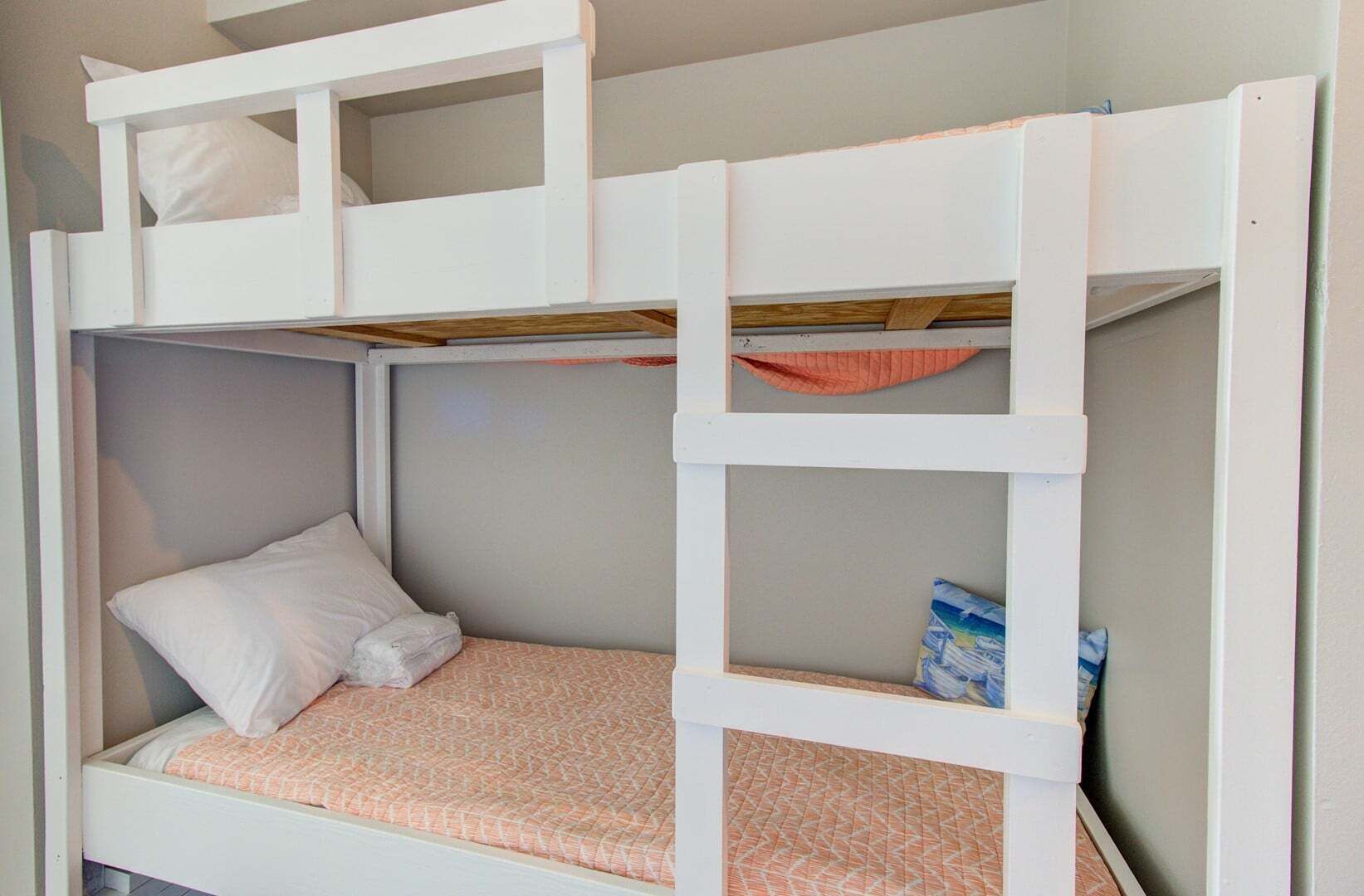 Tabla de planchar con plancha, wifi gratis y ropa de cama 