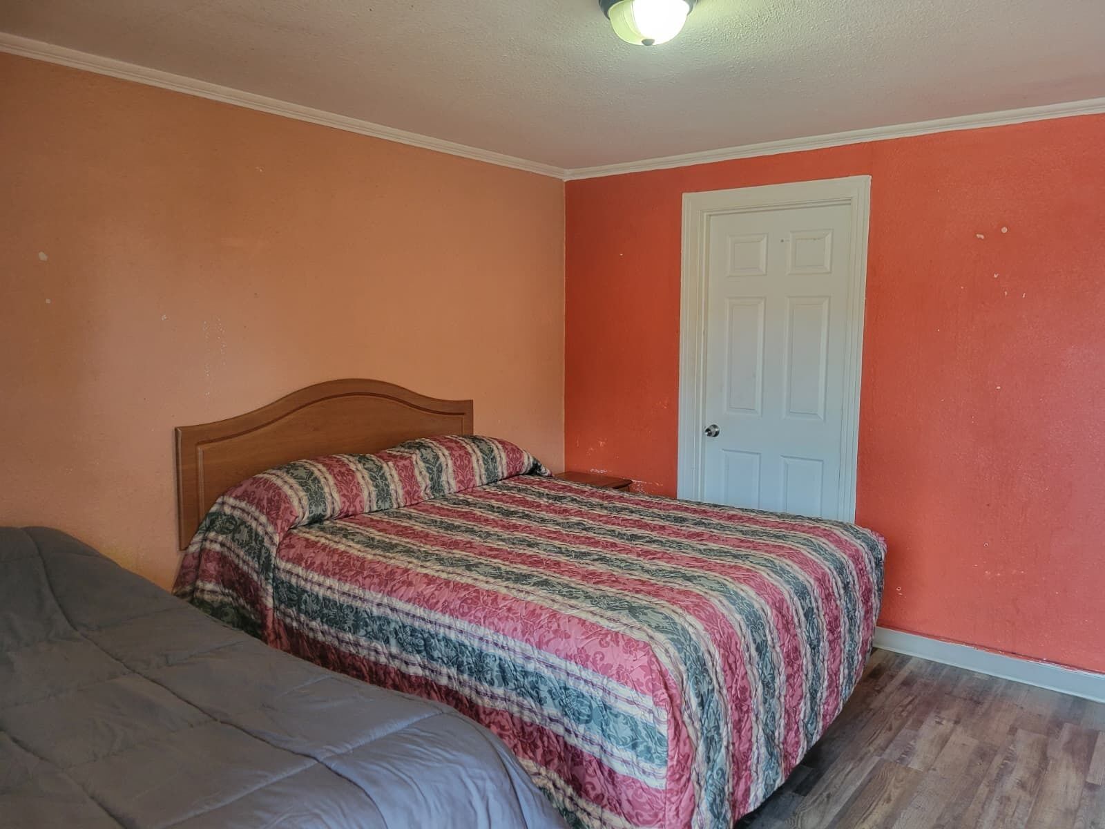 Room, Non Smoking (1 Queen and 1 Twin Bed) | Bed sheets