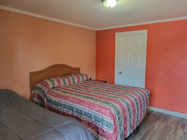 Room, Non Smoking (1 Queen and 1 Twin Bed)