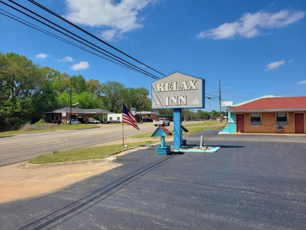 Property entrance - Relax Inn Daingerfield Near Mount Pleasant TX (Daingerfield)