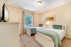 6 bedrooms, iron/ironing board, WiFi, bed sheets - Spacious 6BR Family Villa, 13 miles to Disney, Private Pool, Resort Waterpark (Kissimmee)