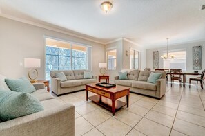 TV - Spacious 6BR Family Villa, 13 miles to Disney, Private Pool, Resort Waterpark (Kissimmee)