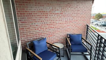 Habitación estándar, 1 cama de matrimonio, balcón, vistas a la piscina | Cocina básica privada