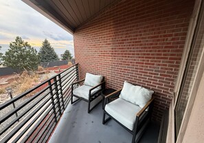 Chambre Standard, 1 grand lit, non-fumeur, balcon | Coin cuisine privé