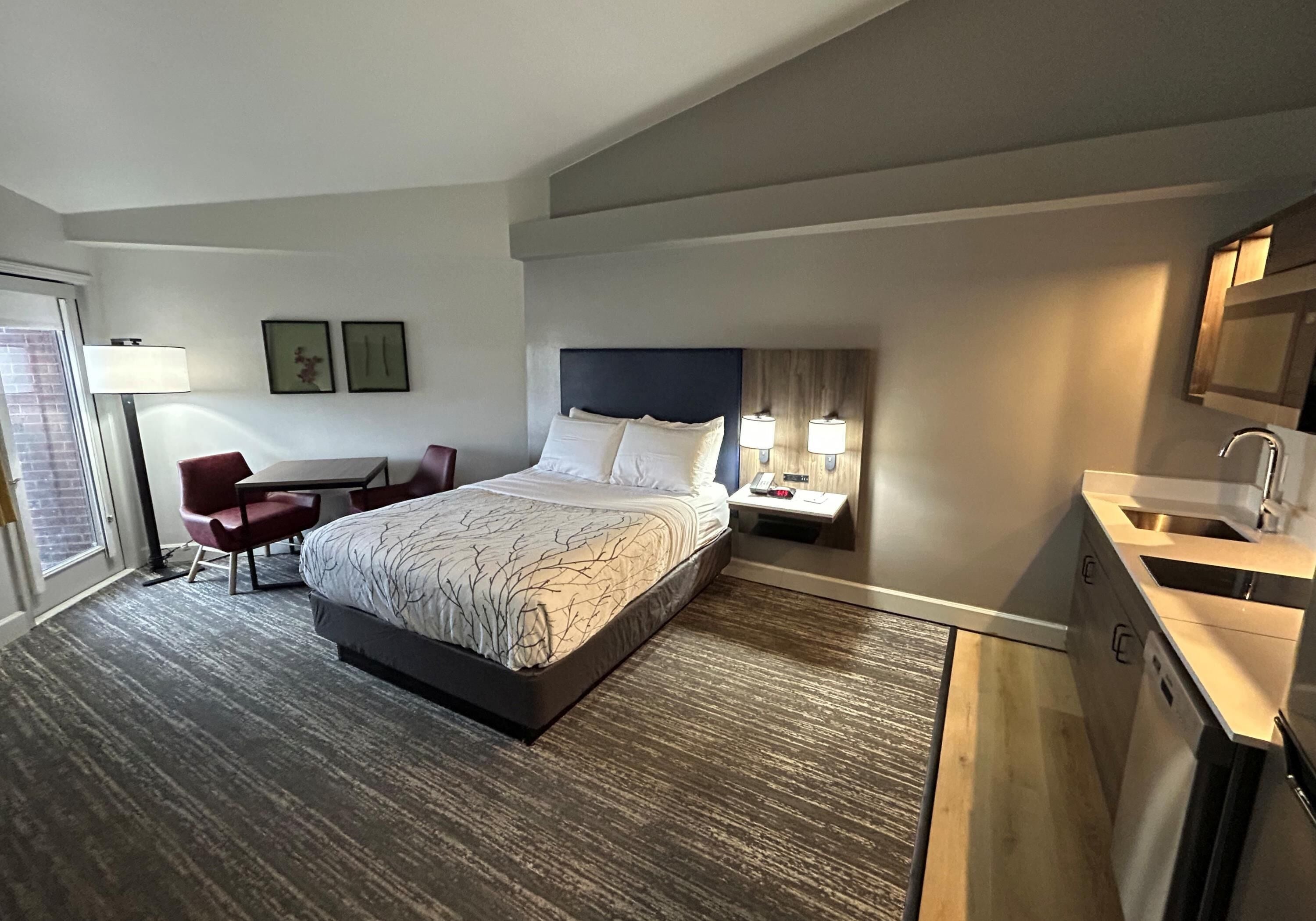 Standard-herbergi - 1 meðalstórt tvíbreitt rúm - svalir - útsýni yfir sundlaug | Einkaeldhúskrókur