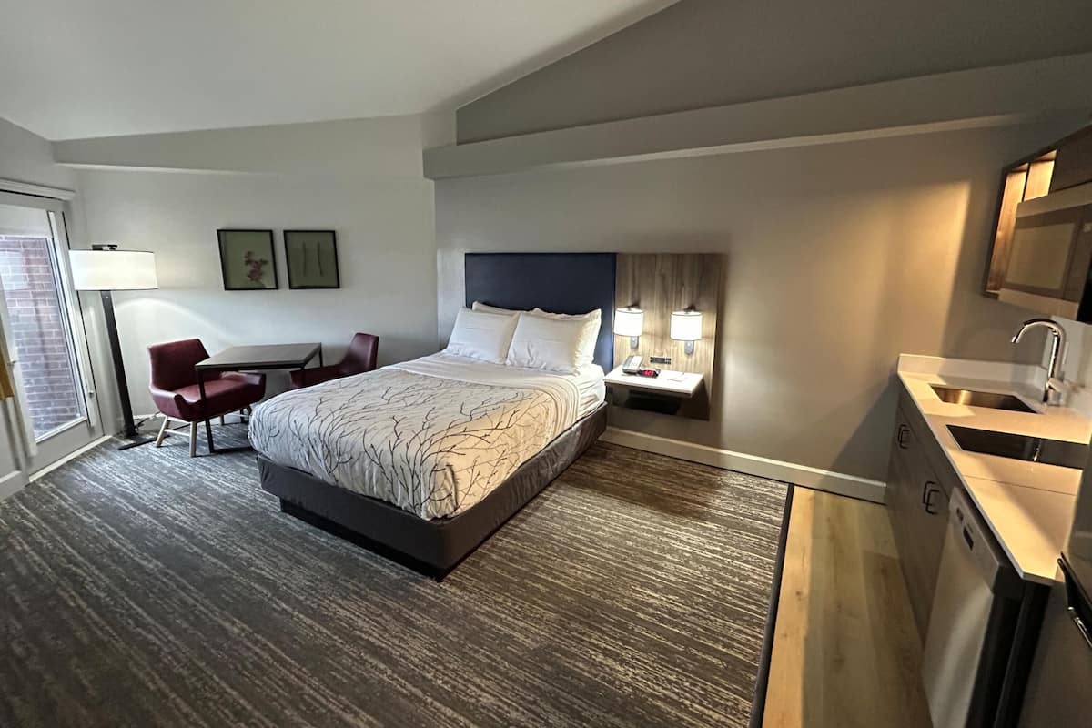 Standard-herbergi - 1 meðalstórt tvíbreitt rúm - svalir - útsýni yfir sundlaug | Einkaeldhúskrókur