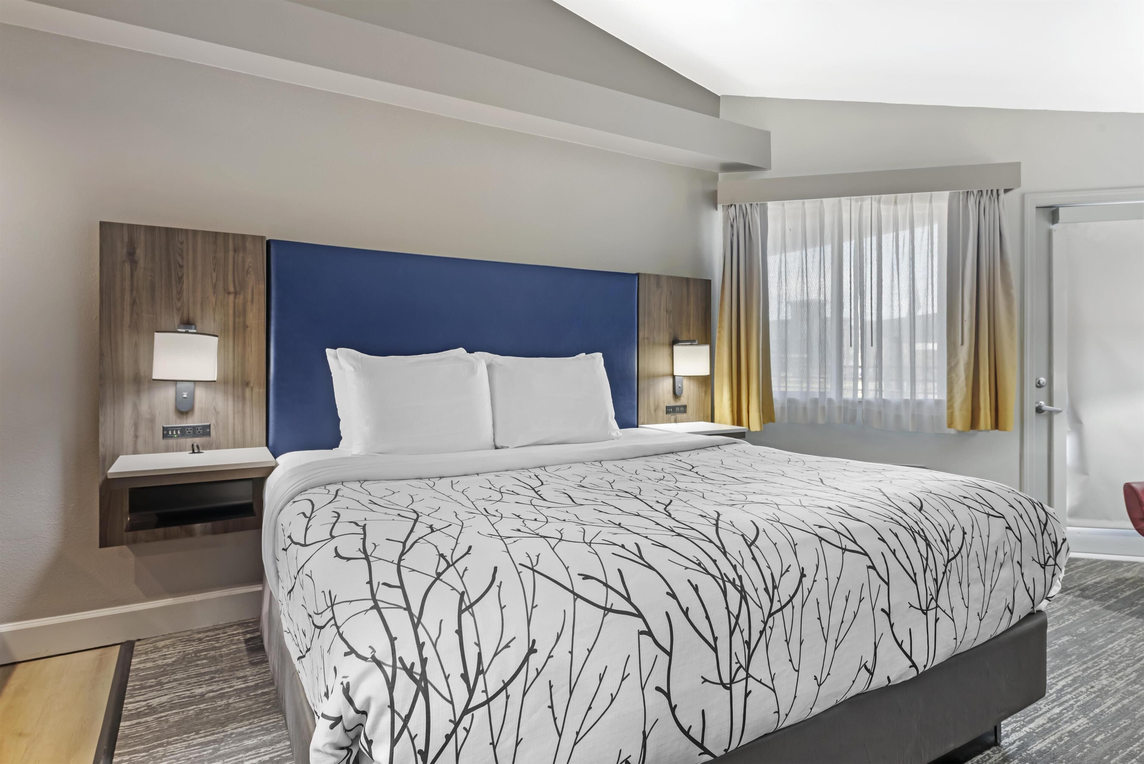 Quarto standard, 1 cama King, para não fumantes, sacada | Cofres nos quartos, escrivaninha, espaço de trabalho para notebook