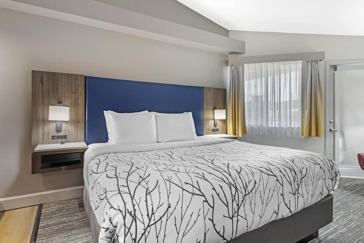 Quarto standard, 1 cama King, para não fumantes, sacada | Cofres nos quartos, escrivaninha, espaço de trabalho para notebook