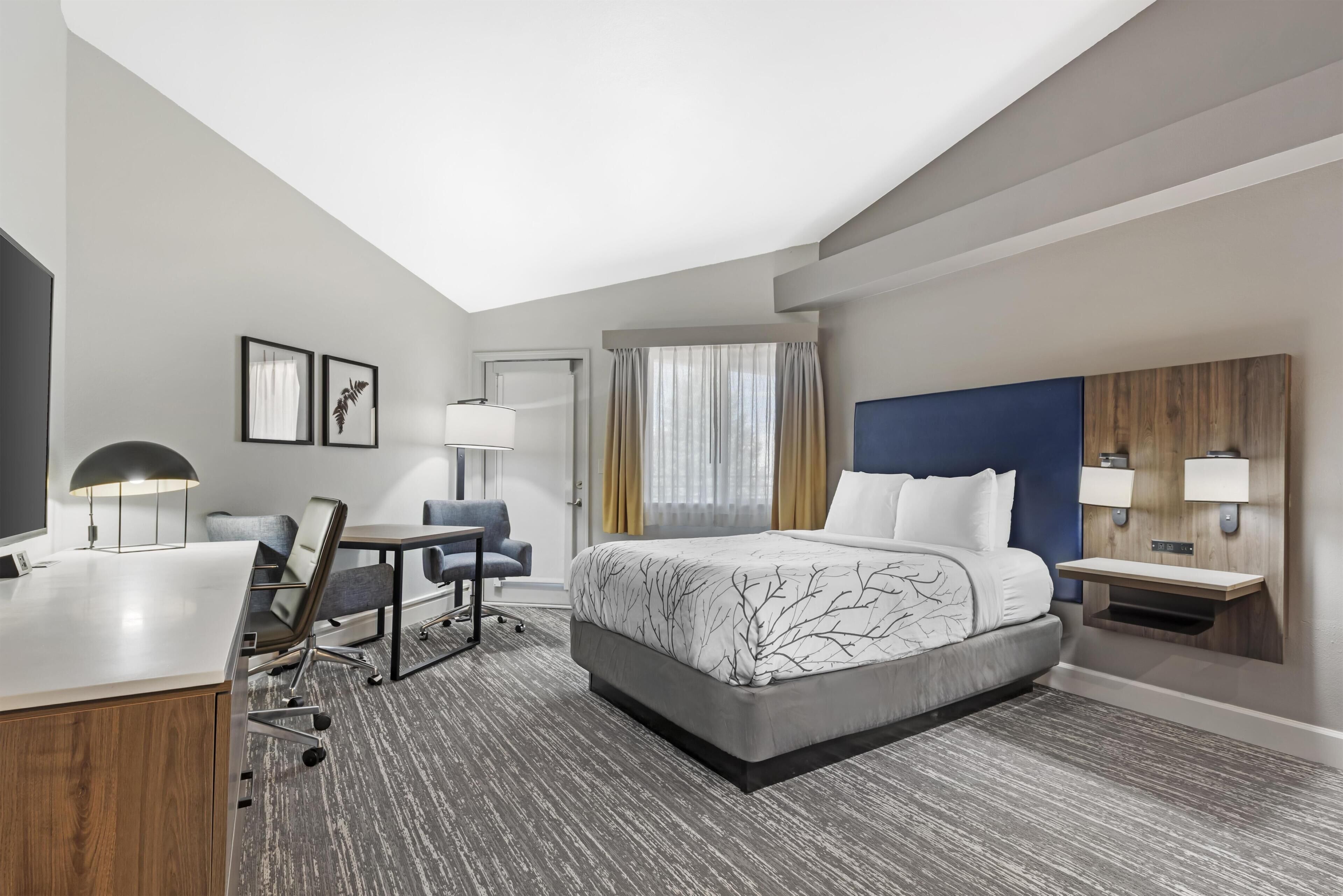 Quarto standard, 1 cama Queen, para não fumantes, sacada | Cofres nos quartos, escrivaninha, espaço de trabalho para notebook