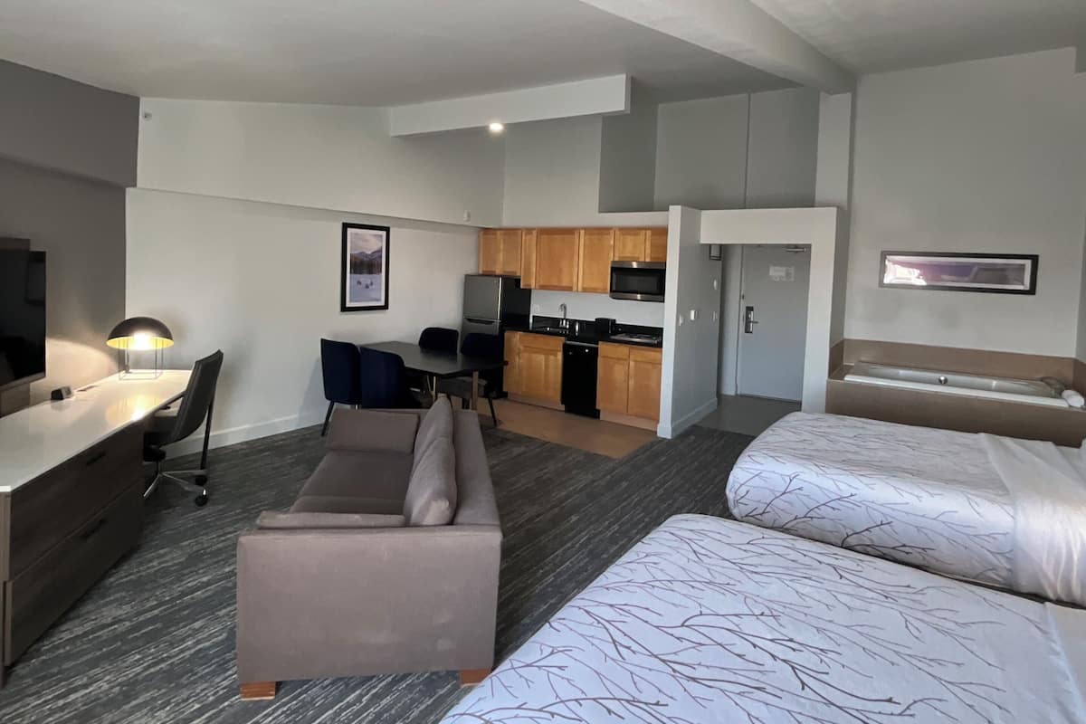 Suite, 2 grands lits, coin cuisine, vue piscine