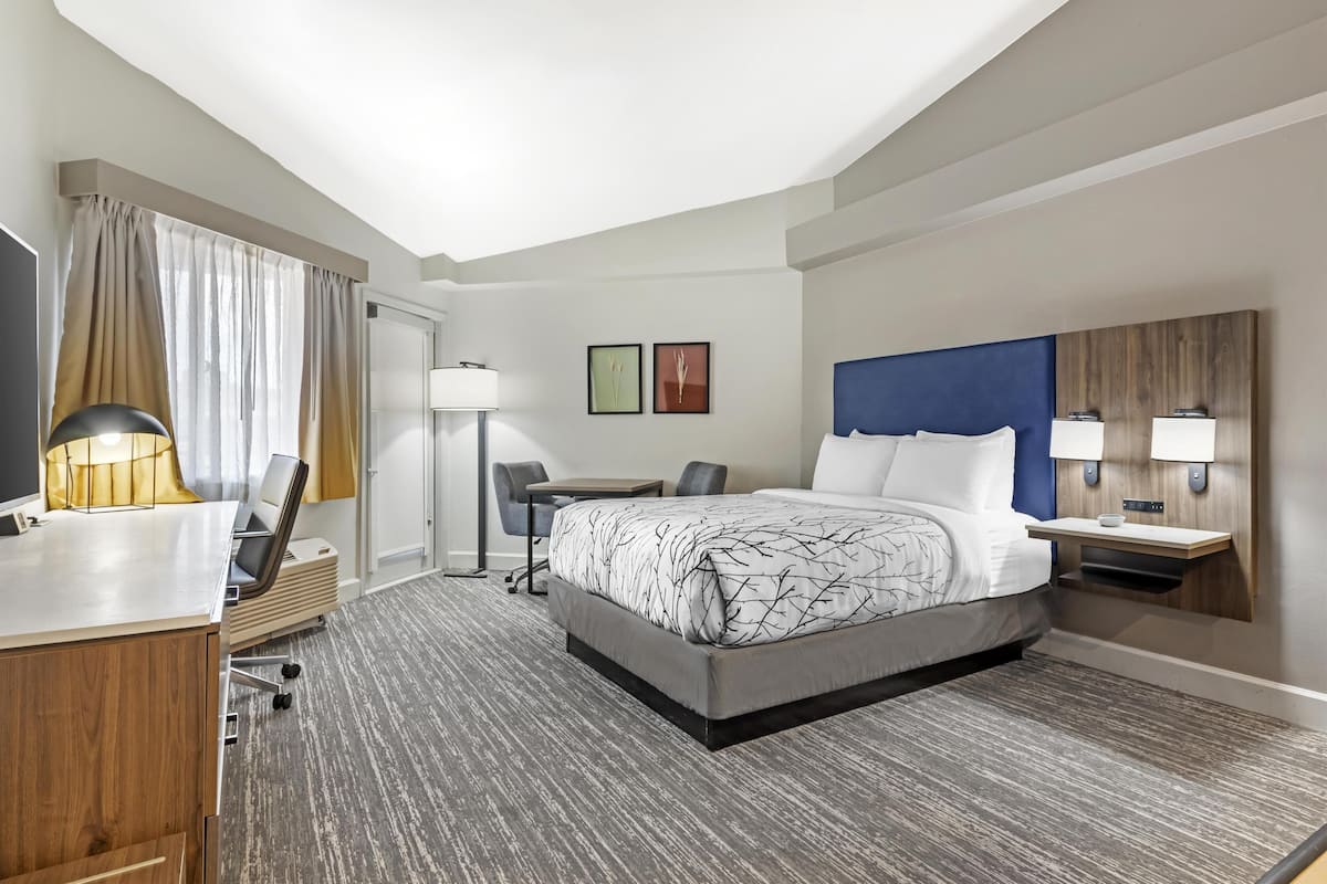 Habitación estándar, 1 cama de matrimonio, balcón, vistas a la piscina | Caja fuerte, escritorio, espacio para trabajar con un portátil