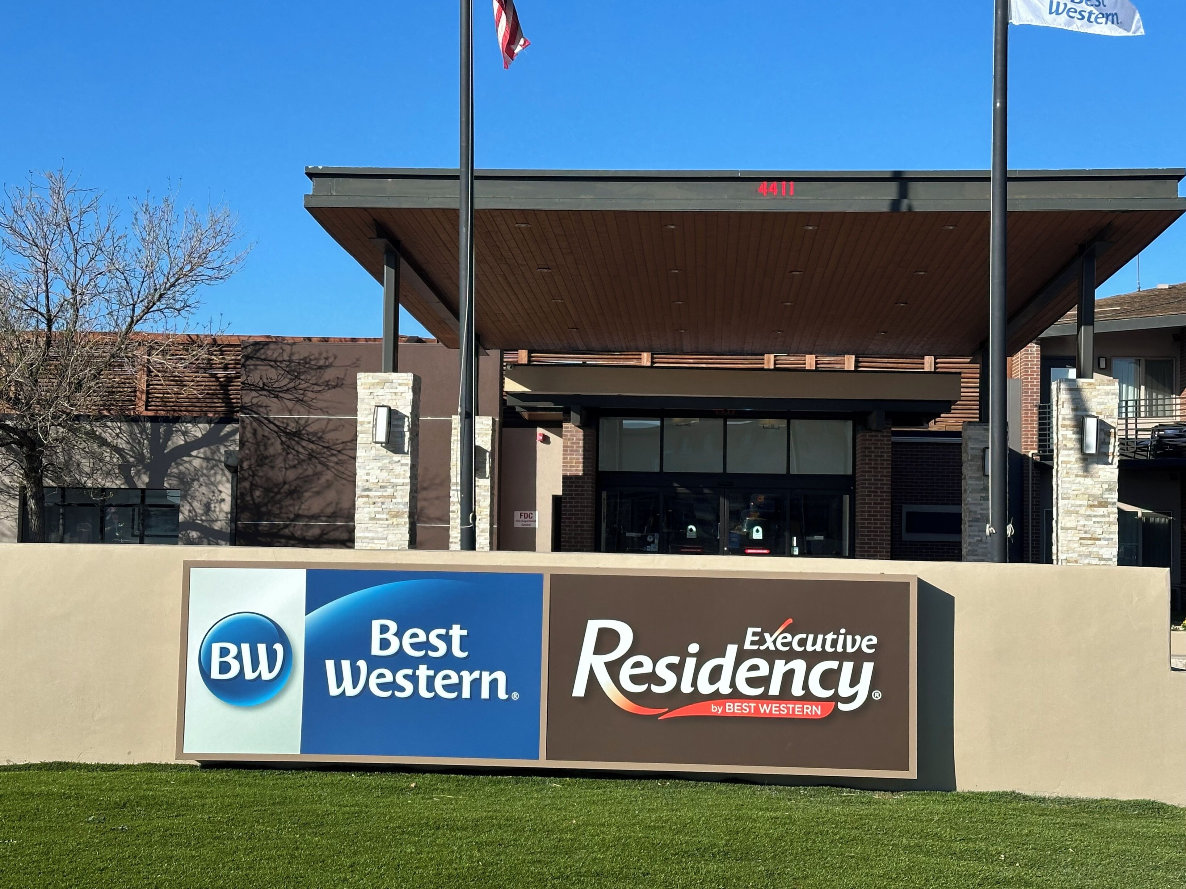 Un edificio con un cartel que dice 'Best Western Executive Residency'.