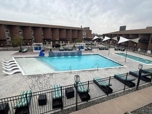 Una piscina al aire libre de temporada