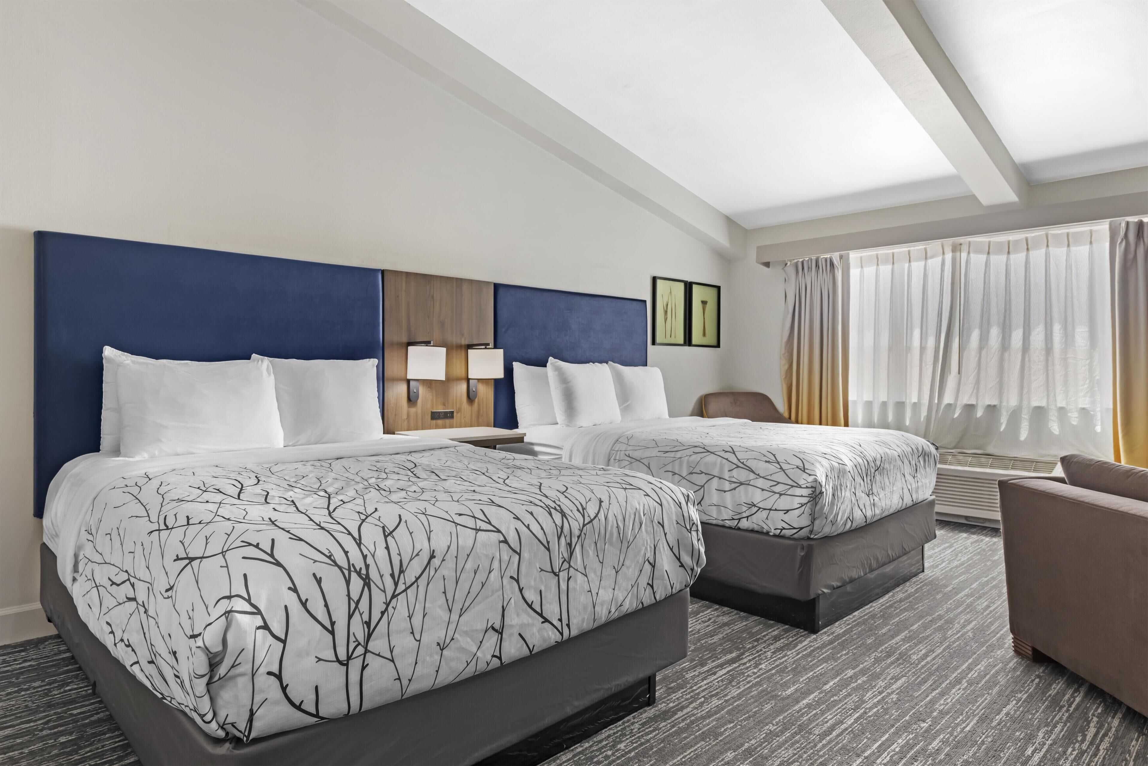 Suíte, 2 camas Queen, cozinha americana, vista para a piscina | Cofres nos quartos, escrivaninha, espaço de trabalho para notebook