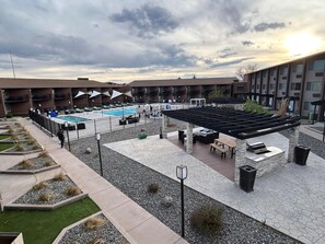 Seasonal outdoor pool - Executive Residency By Best Western Denver East (Denver)