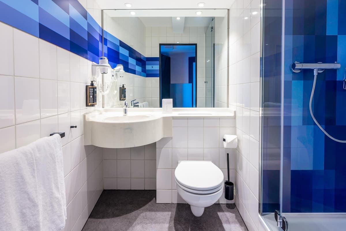 Family Room, Multiple Beds, Connecting Rooms | Bathroom