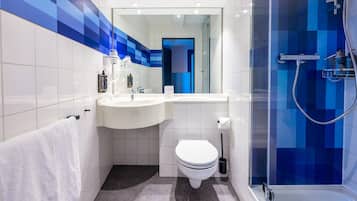 Family Room, Multiple Beds, Connecting Rooms | Bathroom