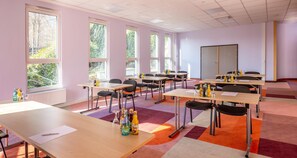 A conference room with multiple tables, chairs, and a whiteboard. - Best Western Hotel Altenburger Land (Altenburg)