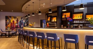 A bar area with a counter, bar stools, and a variety of bottles and glasses. - Best Western Hotel Altenburger Land (Altenburg)