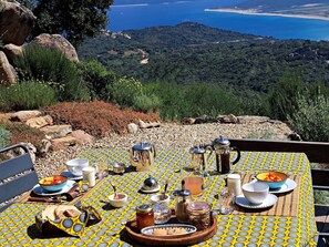 Outdoor dining - Guesthouse “Chambres-Alcudina” with Sea View, Wi-Fi, and Air Conditioning (Belvédère-Campomoro)