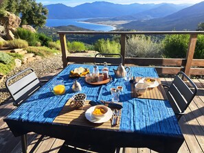 Outdoor dining - Guesthouse “Chambres-Alcudina” with Sea View, Wi-Fi, and Air Conditioning (Belvédère-Campomoro)