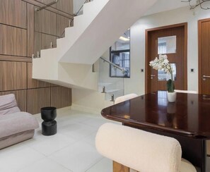 Apartamento estándar, balcón, vistas a la ciudad | Interior