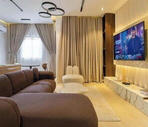 Apartamento standard, sacada, vista para a cidade | Área de estar