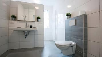 Een douche, een haardroger, handdoeken