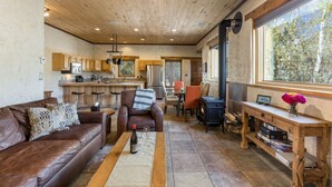 Ein gemütliches Wohnzimmer mit einer Ledersofa, einem Holztisch und einem Kamin.