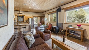 Ein gemütliches Wohnzimmer mit einer Ledersofa, einem Holztisch und einem Kamin.
