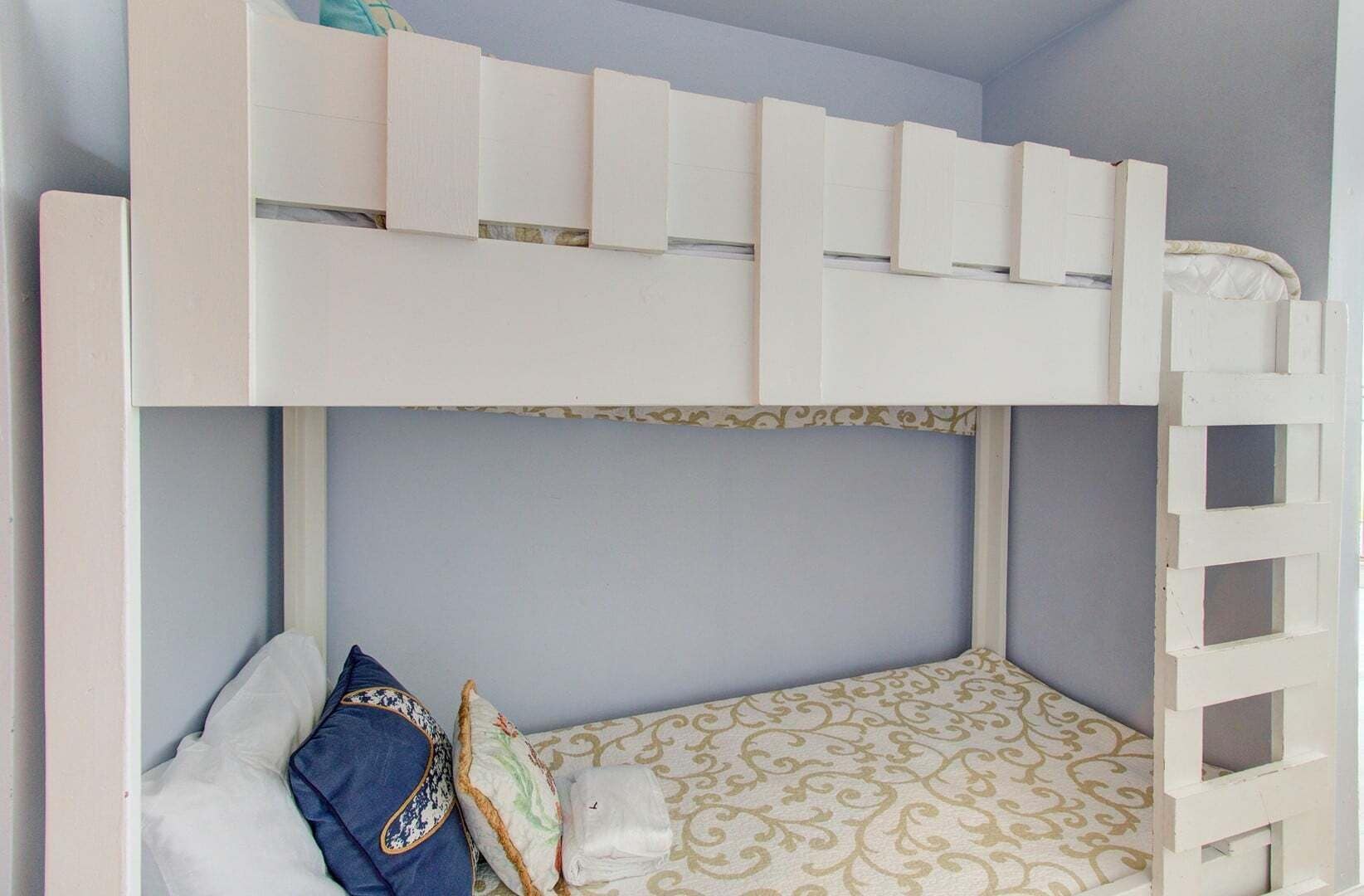 WiFi (free), bed sheets