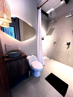 Deluxe appartement, balkon, uitzicht op bergen | Badkamer