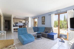 Un salon avec un canapé, une table basse et un arbre à chat.